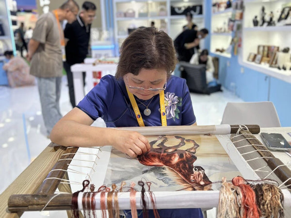 国家高级工艺美术师，湖南省湘绣刺绣大师，非遗传承人 徐向荣 为我司首席湘绣艺术大师
